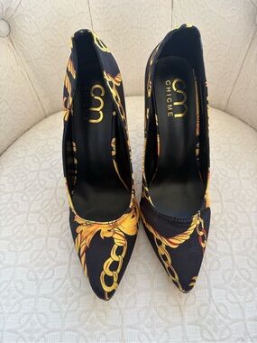 chic Black Pumps with Gold Chain-Print